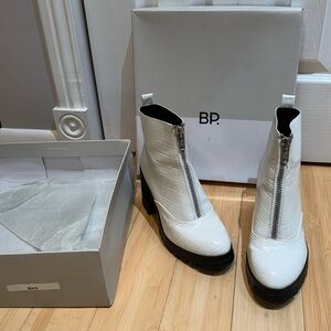 NEVER WORN White Booties